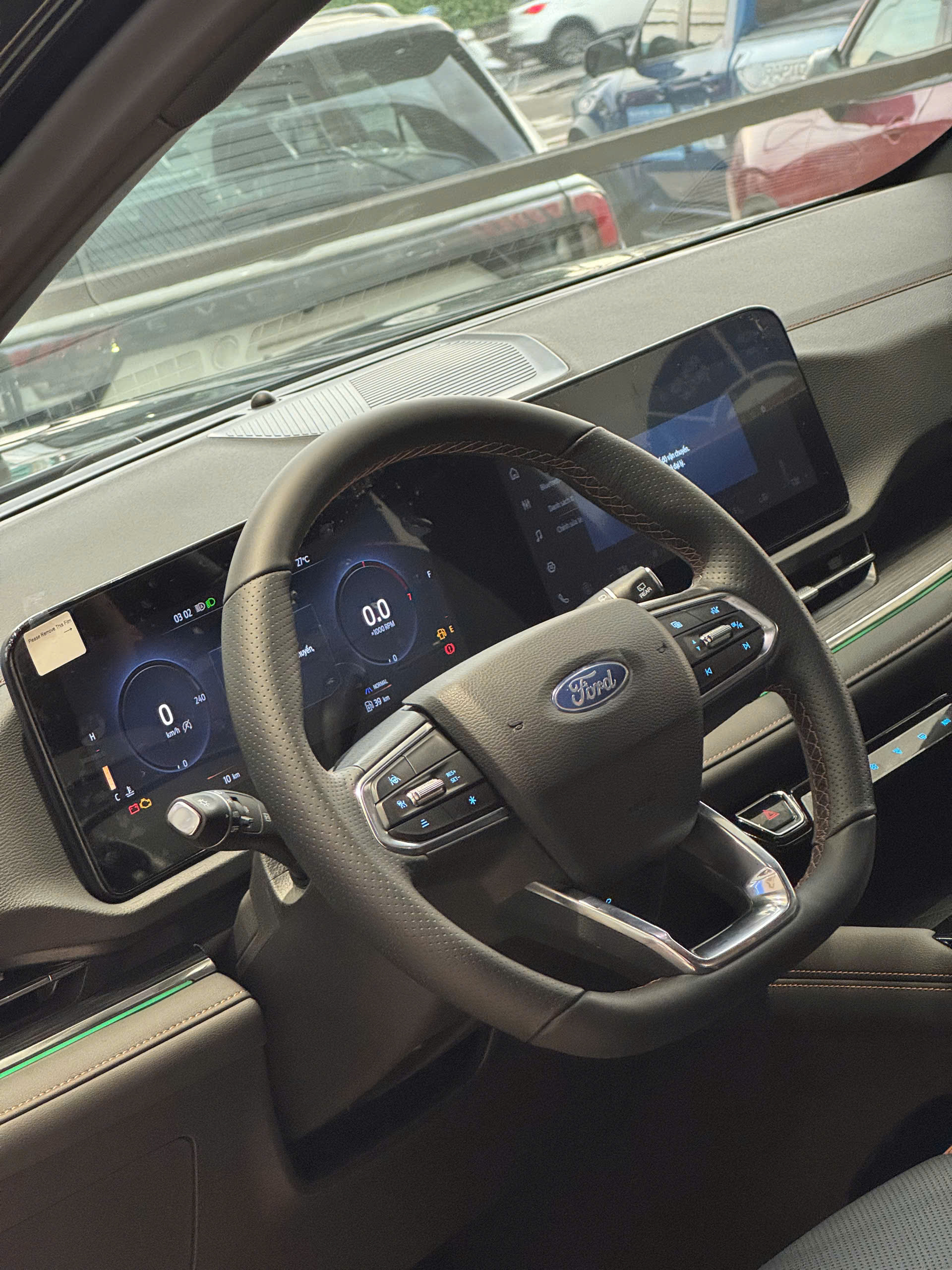 cặp màn hình đôi 12 inch (trên bản Titanium X)